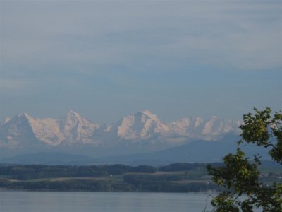 Vanuit Neuchtel zicht op Eiger, Mnch en Jungfrau