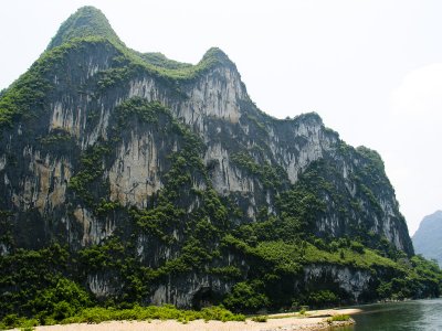 I think there are supposed to be 9 horse shapes in the face of this cliff.