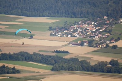Paraglider in front of the village of Saules