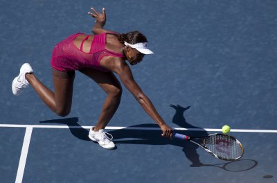 Venus Williams scrambling.