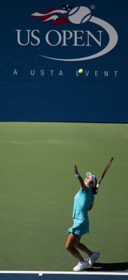 Shahar Pe'er serving.