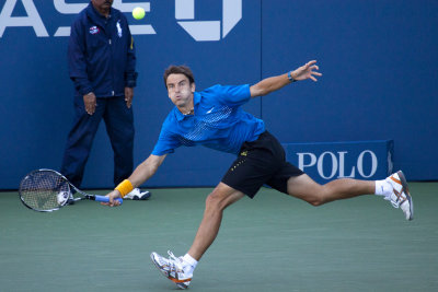 Tommy Robredo on the run.