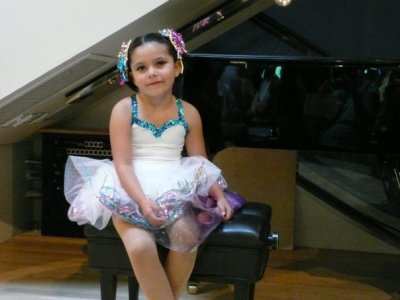 MI NIETA SOFIA , EN SU PRESENTACION DEL BALLET