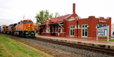 BNSF 5002 Passes Norman OK