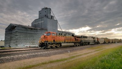 BNSF 6044 passes Cairo NE