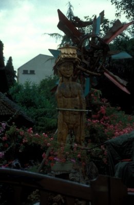 01 - 16 300602 Garden Statue
