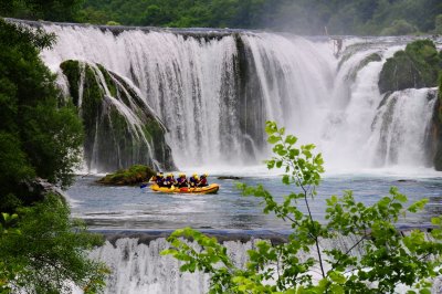 24 STRBACKI BUK waterfall, rafters on Una River