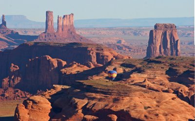 BALLOON OVER MONUMENT VALLEY FROM HUNT'S MESA