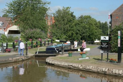 805 Coventry  Canal Atherstone Top Lock 15th July 2006.JPG