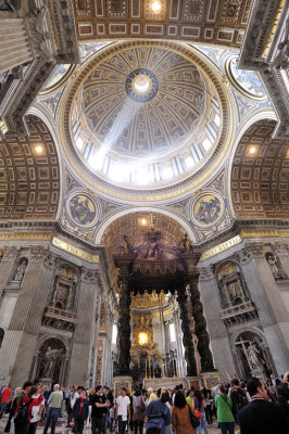 The great dome soars above the Altar and the Baldacchino
It is supported by four structural piers with a perimeter of 71 m. and a height of 120 m. from the ground to the roof of the lantern.