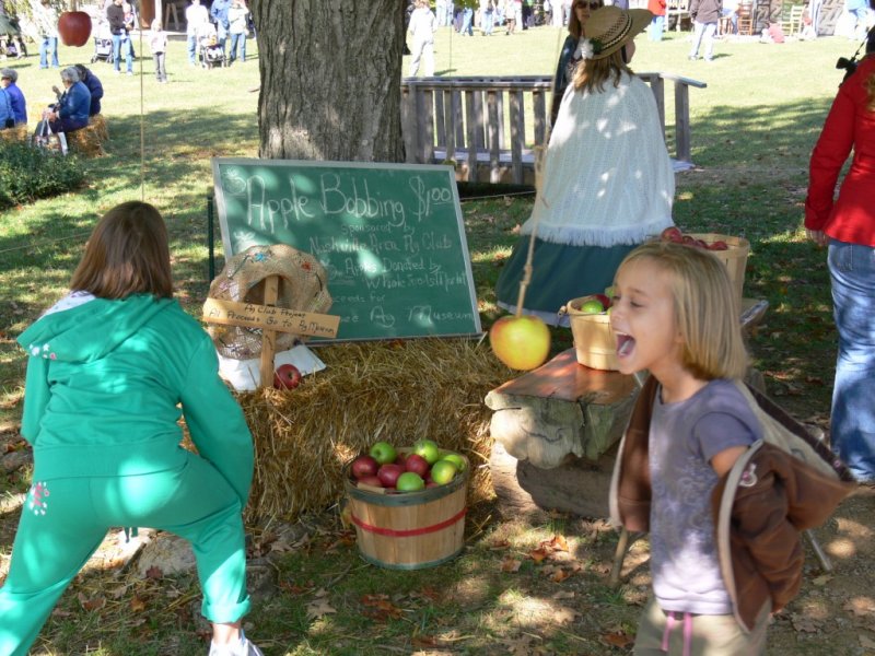 Bobbin for apples