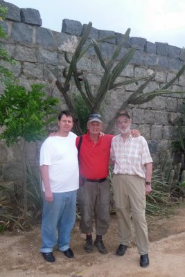 Marc, Winfried und Eckhart vor den Mauern von Nova Jerusalem  P1020219.JPG