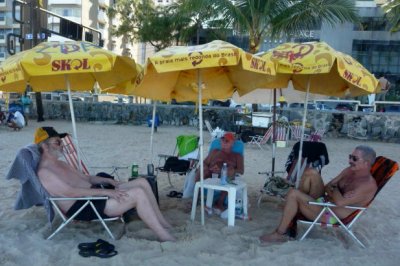 Zurueck an der Boa Viagem in Recife: Eckhart mit Herbert und Ivan    P1020312.JPG