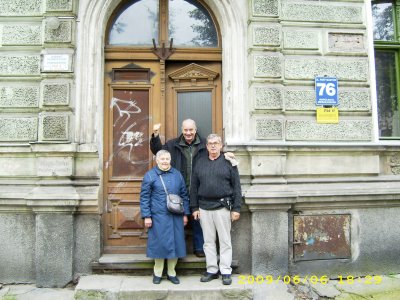 Lieschen Siggi und Leo vor dem ehemaligen Wohnhaus in Allenstein  DSCI0114.JPG