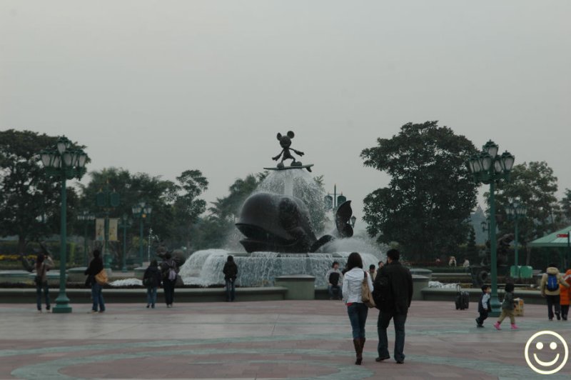 DSC_3866 disneyland fountain.jpg