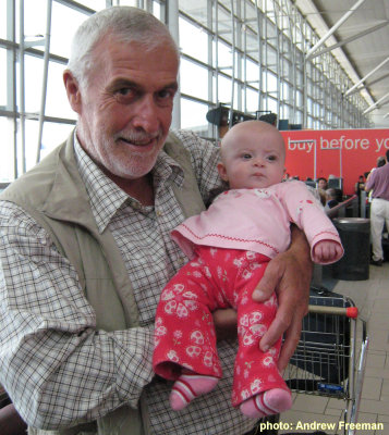 IMG_1473 Zoe and her Pa at Brisbane airport.jpg