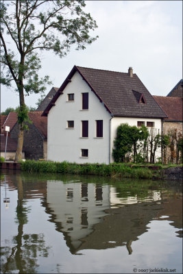 Canal house in Burgundy.jpg