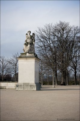 Paris-Tuileries-sculpture.jpg