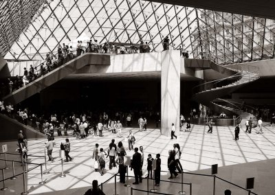 Dans la pyramide du Louvre