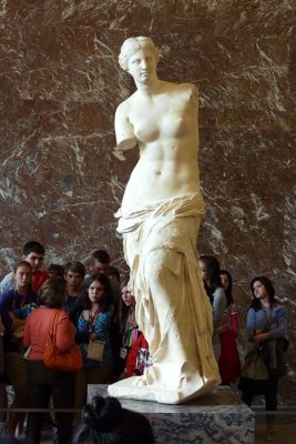 La Vénus de Milo, même sans bras elle séduit