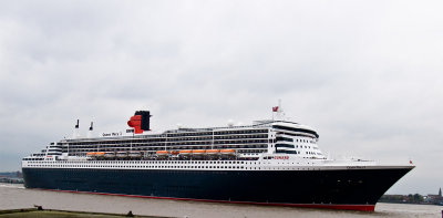 QM2 berthing in Liverpool on 20 October 2009
