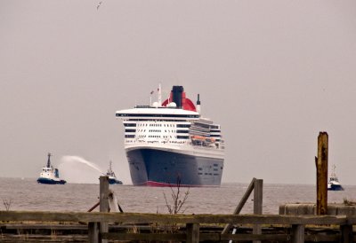 QM2 approaching the Cruise Liner Terminal