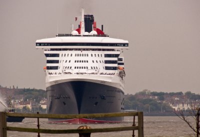 QM2 turning in the River Mersey