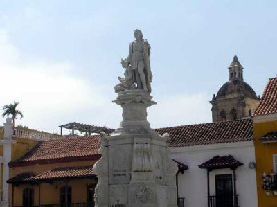 Statue of Christopher Colombus in Plaza de la Aduana