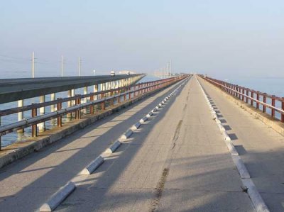 Old Seven Mile Bridge (New Bridge to Left)