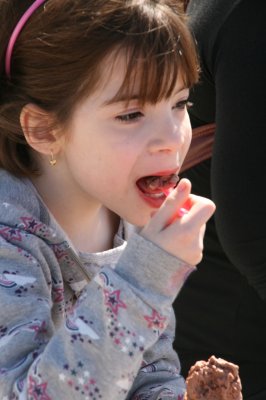 Inbal likes to eat ענבל אוהבת לאכול