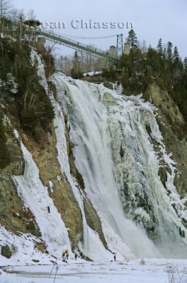 Chutes Montmorency (hauteur 83 m) 272 p ) Montmorency Falls ( 83m ( 272 feet )