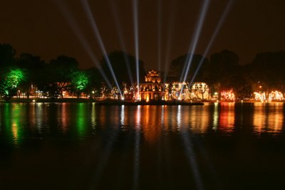 Hoan Kiem Lake at night