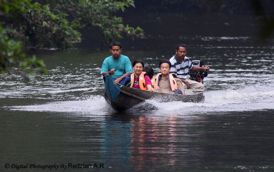 Boat ride at Tahan River