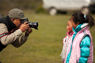 Watch the master at work... first he shoots...