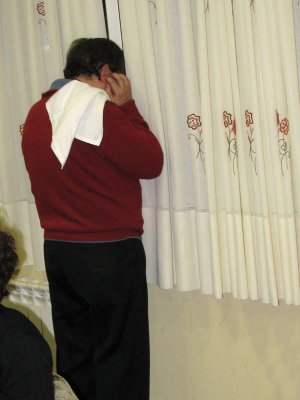 Javier consultando con el Banco si han ingresado los cheques para pagar la cena.