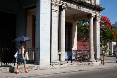 La sombrilla es necesaria para pasear bajo ese Sol abrasador (La Habana)