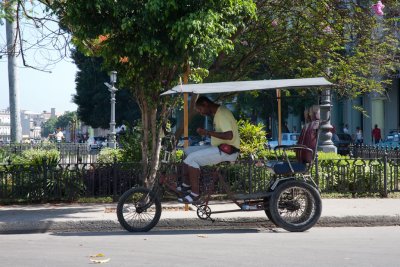 Taxi de traccin humana. Mximo dos personas. (La Habana)