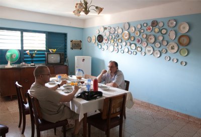 Carlos y Arturo desayunado en la casa de Santiago de Cuba