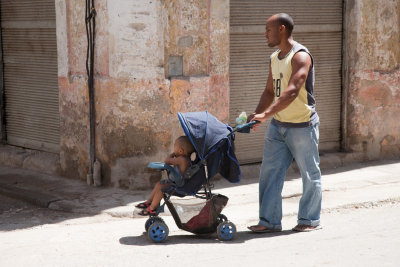 Papa moderno y responsable (La Habana)