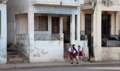 Camino de la escuela. Barrio de Miramar.  La Habana