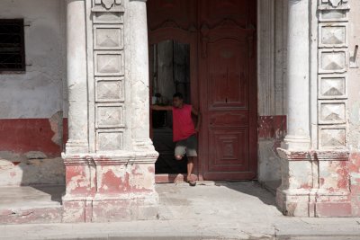 Sujetanto la puerta... en el Paseo de El Prado (La Habana)
