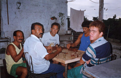 El autor del reportaje, en el centro, jugando al domin y bebiendo ron chispatrn con los compays.