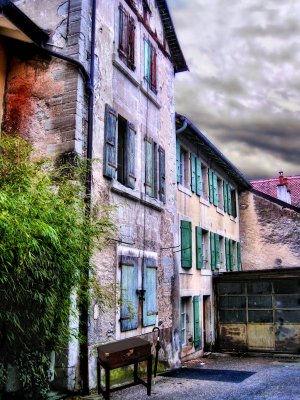 The secrtes of a courtyard....