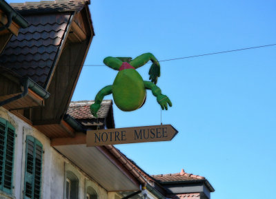 Our Museum the frog says...let's follow the sign!
