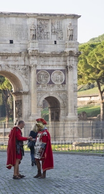 centurions in front of the arch of constantine