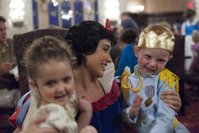 lexi and layne w/snow white at the magic kingdom