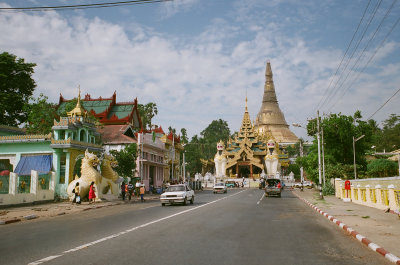 037.1 Shwedagon Paya South entrance.jpg