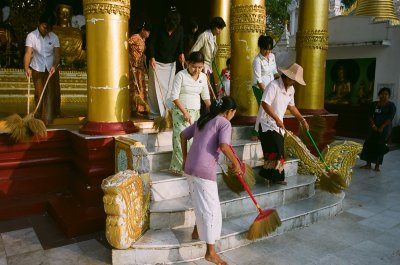 043 Shwedagon Paya daily cleaning.jpg