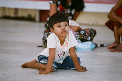 059 Shwedagon Paya little girl.jpg