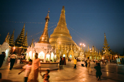 065 Shwedagon Paya at night.jpg